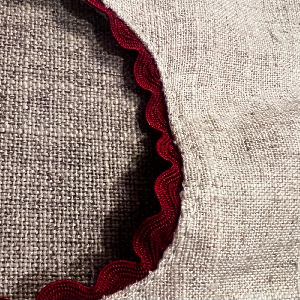 Vintage embroidered Christmas tree skirt with a red crocheted trim - Picture 10 of 13